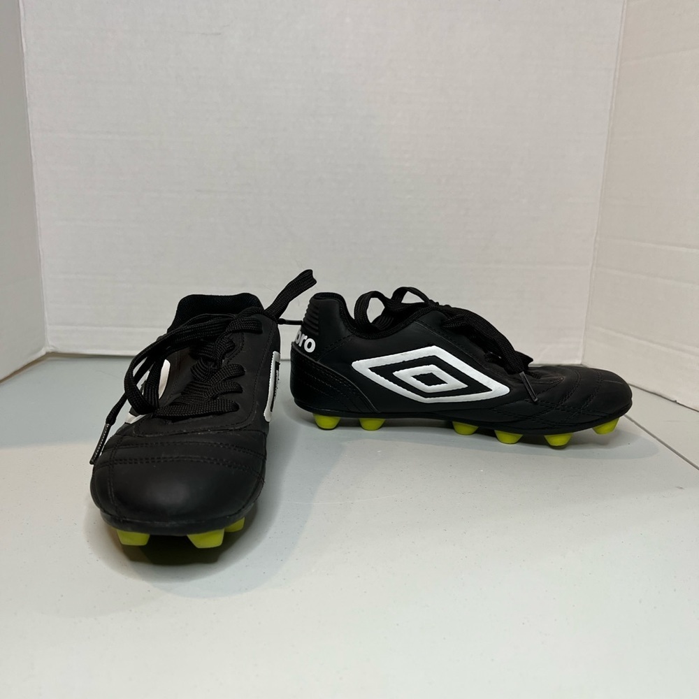 Umbro Youth Soccer Cleats Black/White sz: 1, green cleats